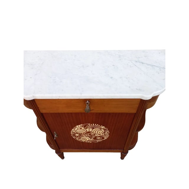 Buffet Art Deco vintage console in mahogany marked with an important stylized medallion. It opens at a door and a drawer,...