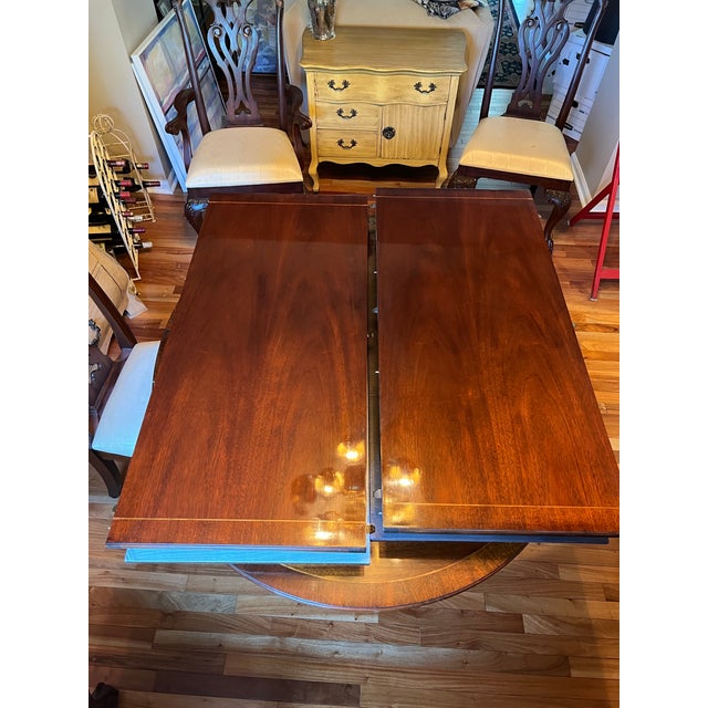 1980s Baker Furniture Historic Charleston Georgian Banded Mahogany Pedestal Dining Table For Sale - Image 10 of 12