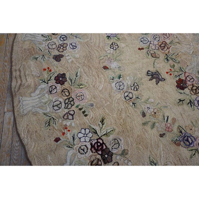 1920s 1920s Antique Beige Bouquets Roses Folk Art American Hooked Cotton Round Rug For Sale - Image 5 of 9