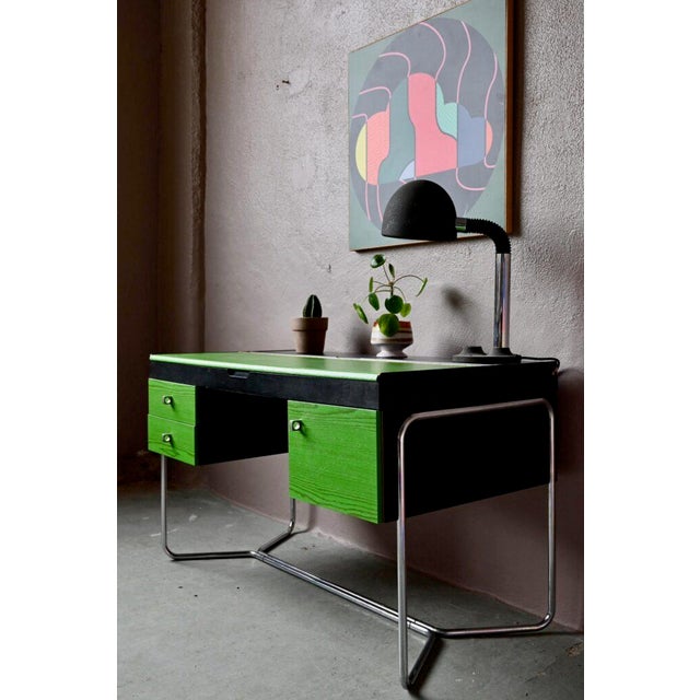 Chrome, a black ABS plastic box and improbable smaragdin green storage, this retro desk is (d)astonishing! Airy thanks to...