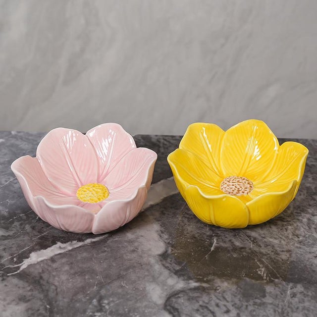 A pair of petal-shaped small bowl. Featuring a petal design with delicate veining, these pieces offer a fresh...