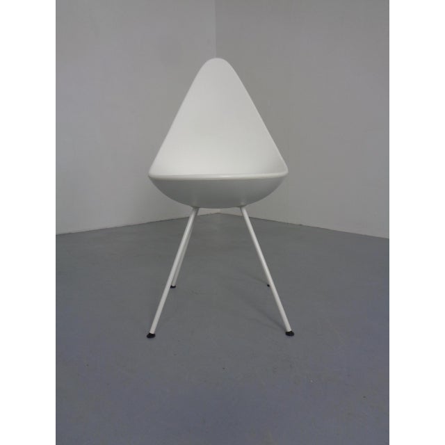 White 3110 Drop Chair by Arne Jacobsen for Fritz Hansen, 2018 For Sale - Image 8 of 15