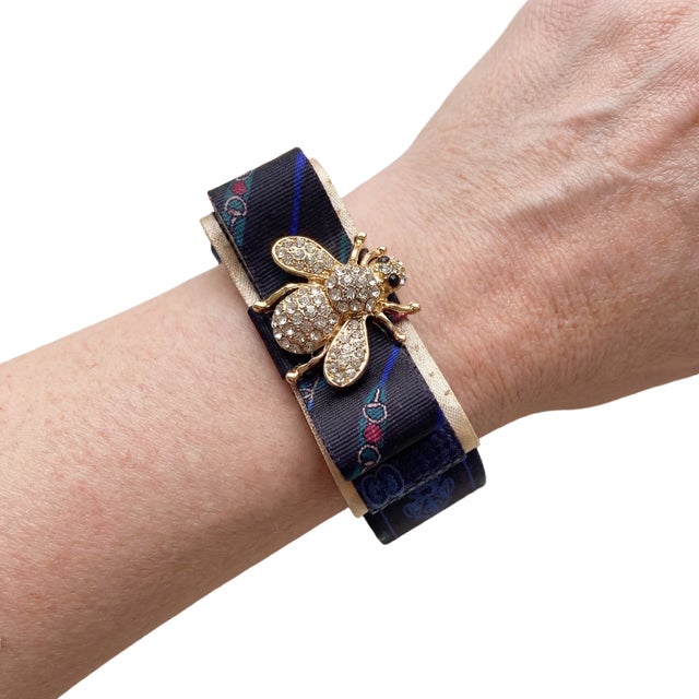 Gucci Gucci Horsebit Bumblebee Vintage Silk Necktie Cuff Bracelet For Sale - Image 4 of 4