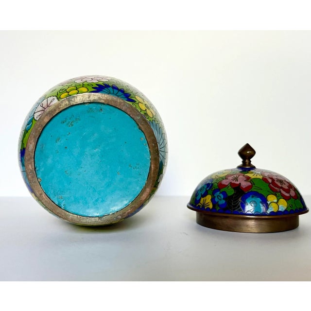 Late 20th Century Chinoiserie Cloisonné Noir Enamel Chrysanthemum Flower Motif Ginger Jar For Sale - Image 4 of 7