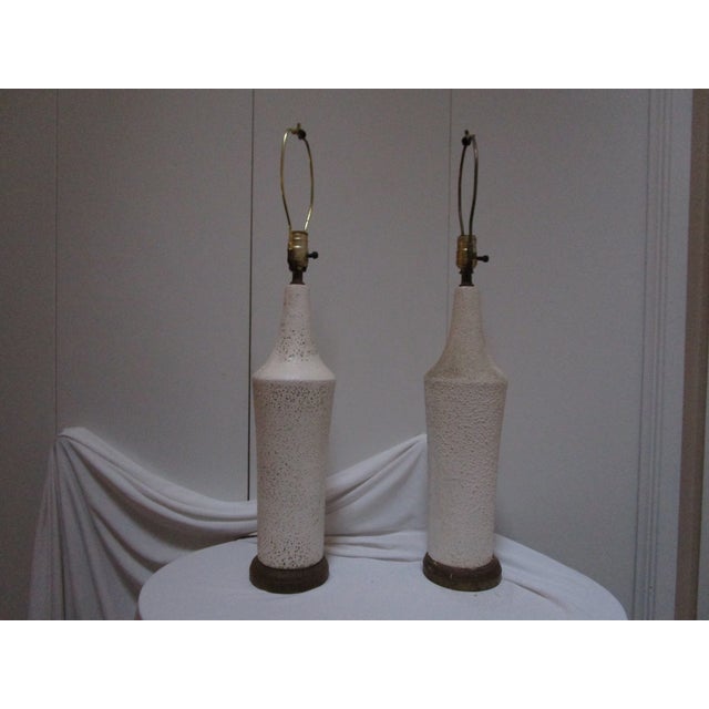 1950s Pair of White Plaster Mid Century Modern Lamps For Sale - Image 4 of 8