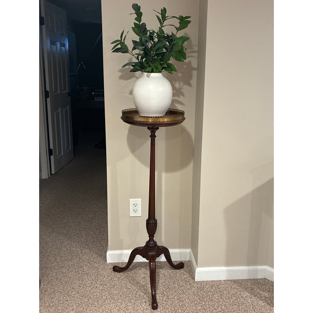 1970s Williamsburg-Style Mahogany Plant Stand / Candlestick Table For Sale - Image 9 of 9