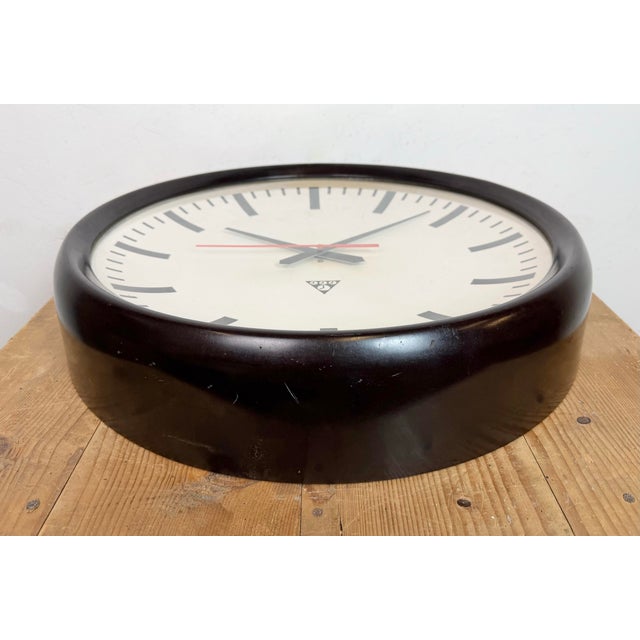 Large Industrial Bakelite Factory Wall Clock from Pragotron, 1960s For Sale - Image 11 of 17