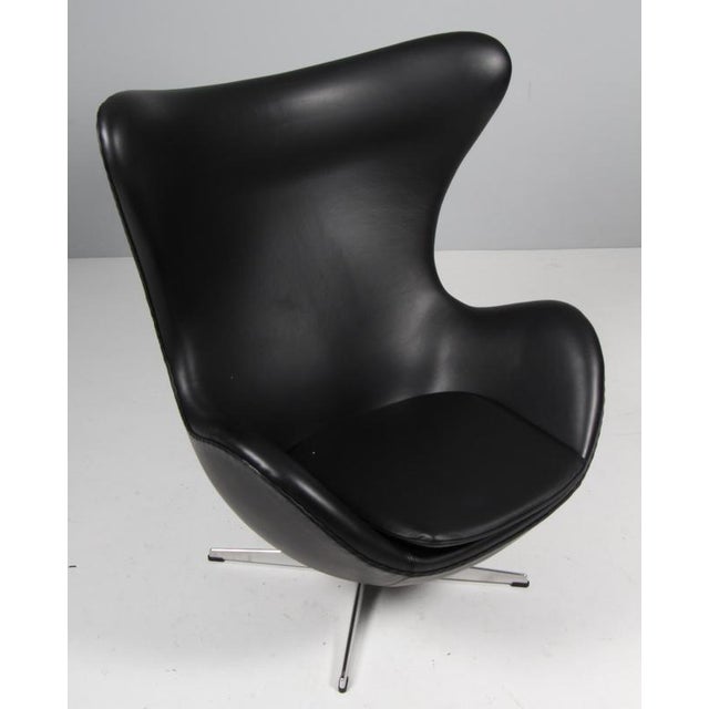 Egg Chair in Black Leather by Arne Jacobsen for Fritz Hansen, 2024 For Sale - Image 3 of 9