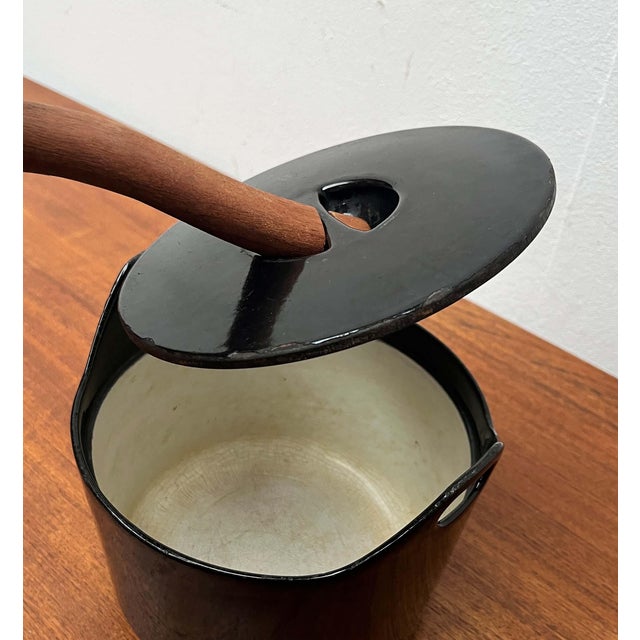 Black Mid-Century Modern Black Enamel Cast Iron Pot with Teak Handle by Timo Sarpaneva for Rosenlew of Finland, 1960s For Sale - Image 8 of 18