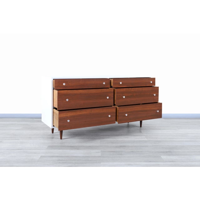 Mid-Century Modern Mid-Century Walnut and Lacquered Dresser by Milo Baughman for Glenn of California, 1950s For Sale - Image 3 of 9