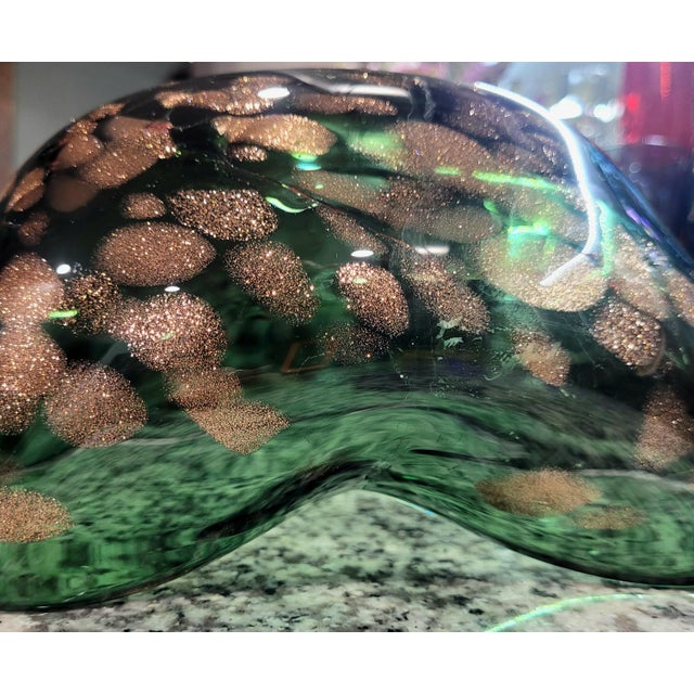 Murano Glass Sommerso Vintage Murano Emerald Green and Gold Aventurine Folded Clam Bowl Attributed to Fratelli Toso, 1960s For Sale - Image 4 of 5