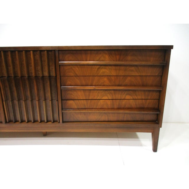 Wood Mid Century Walnut 9 Drawer Low Boy Dresser in the Style of Altavista Lane For Sale - Image 7 of 13