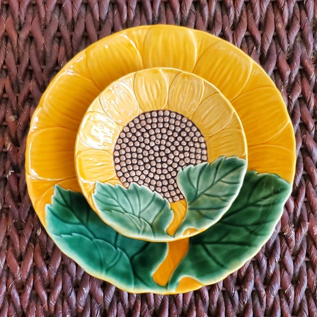 Bordallo Pinheiro Vintage Mojilca MCM Bordalo Pinheiro Painted Glazed Ceramic Sunflower Bowls - Set of 4 For Sale - Image 4 of 4