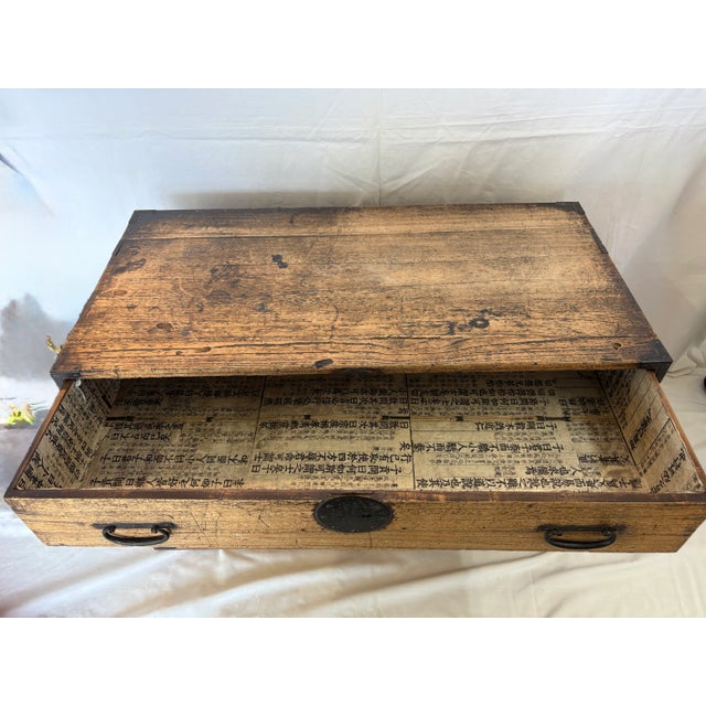 Japanese chest with 7 drawers with Japanese inscriptions in the interior on paper. Made with paulownia wood. Handles are...