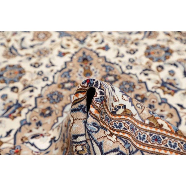 Middle Eastern Rug in Pure Wool For Sale - Image 9 of 11