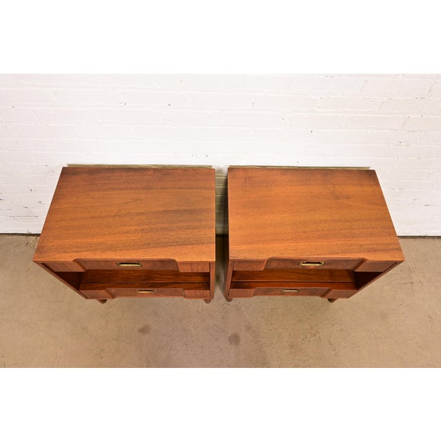 1960s John Widdicomb Mid-Century Modern Hollywood Regency Sculpted Walnut Nightstands, Pair For Sale - Image 10 of 12
