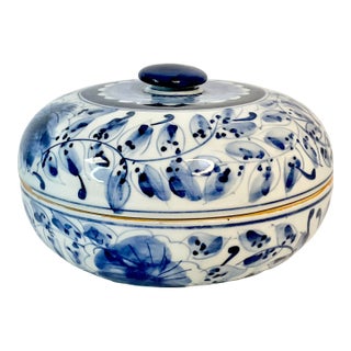 Vintage Chinoiserie Hollywood Regency Blue and White Round Lidded Box. For Sale
