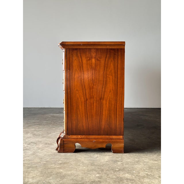 Vintage Georgian Serpentine Block-Front Mahogany 8-Drawer Dresser For Sale - Image 16 of 18
