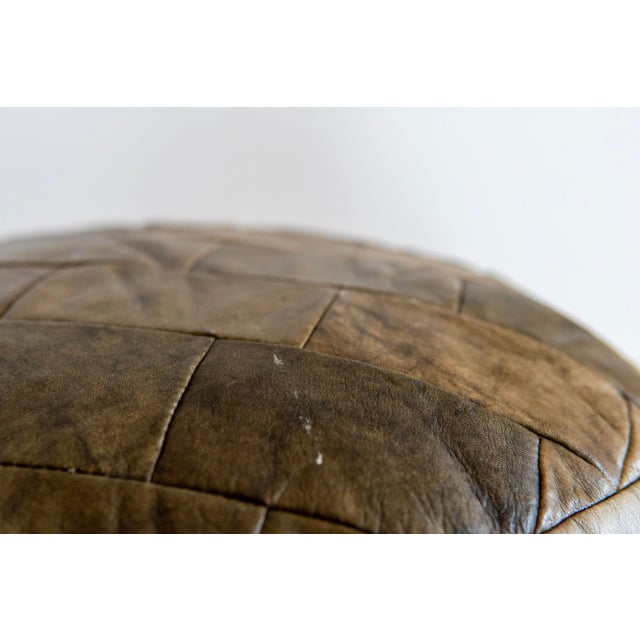 1970s Vintage De Sede Patchwork Leather Pouf Ottoman in Olive, Switzerland, 1970s, Attributed For Sale - Image 5 of 6