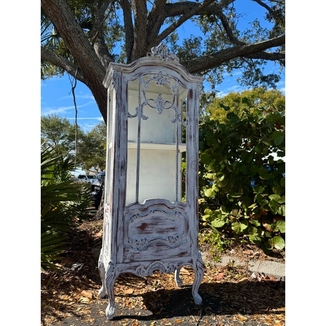 White 1970s French Louis XV Style Distressed White Vitrine Display Cabinet For Sale - Image 8 of 9