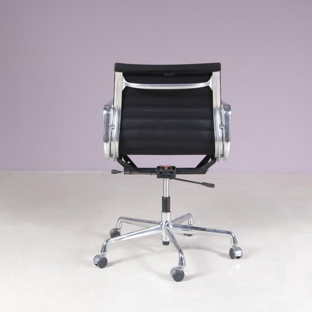 Desk Chair Model EA118 in Chrome Base with Black Hopsack Upholstery and Aluminium Armrests by Charles & Ray Eames for Vitra, Germany, 2000s For Sale - Image 10 of 16