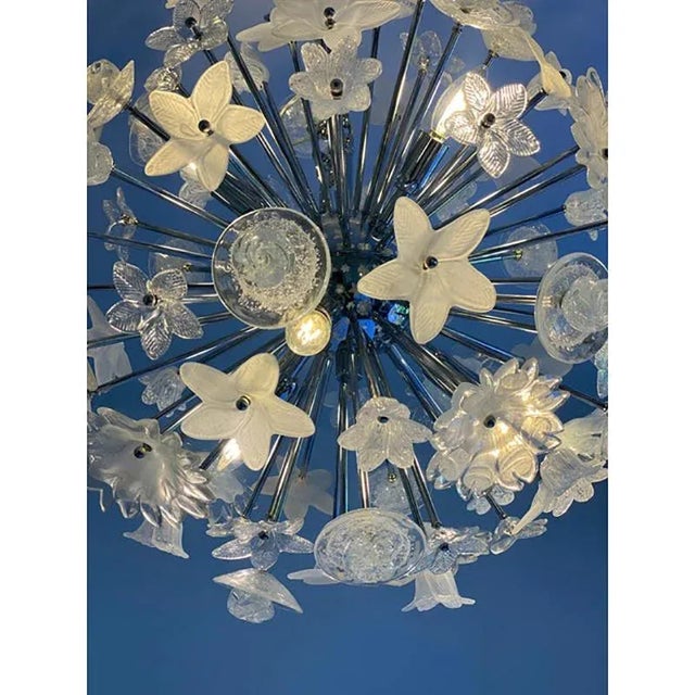 Scenographic sputnik "Bouuet" chandelier with trasparent and white and sanded flowers in Murano glass. Exclusive design by...