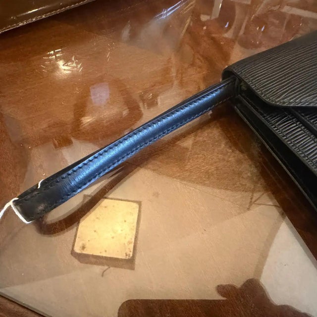 Metal A 1995 Louis Vuitton Poche Dragonne Blak Epi Leather Clutch For Sale - Image 7 of 18