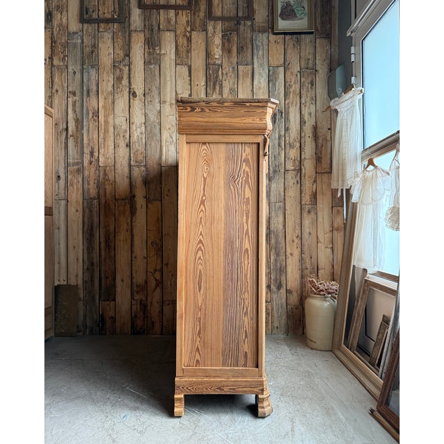 This louis-philippe sideboard in solid pitch pine captivates with the strength of its wood grain: deep, almost graphic...
