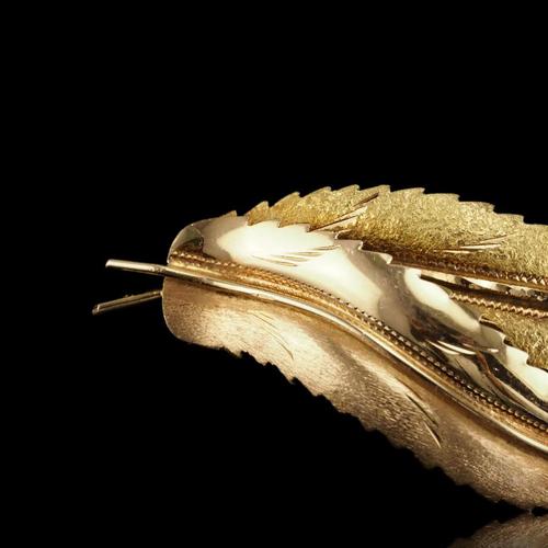 Vintage 18 Karat Gold Feather Brooch with Twin Texture For Sale - Image 11 of 18
