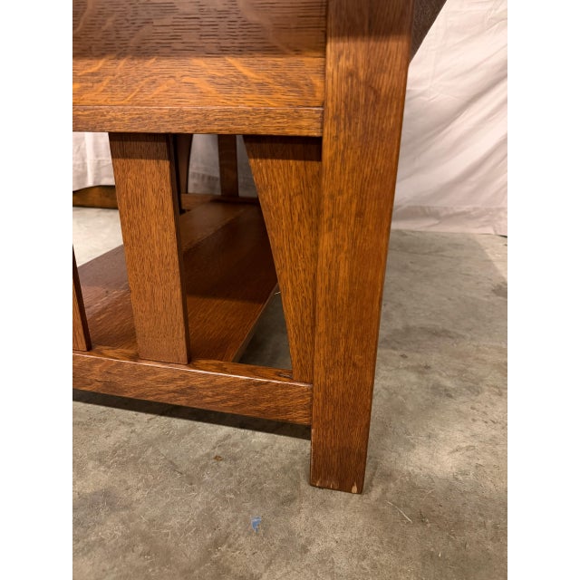 American Mission Quarter-Sawn Oak Coffee Table With Two Drawers and Lower Shelf, Circa 1890–1910 For Sale In Indianapolis - Image 6 of 17