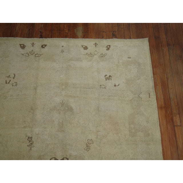 Mid 20th Century Neutral Turkish Oushak Rug, 5'1'' X 8'8'; For Sale - Image 5 of 7