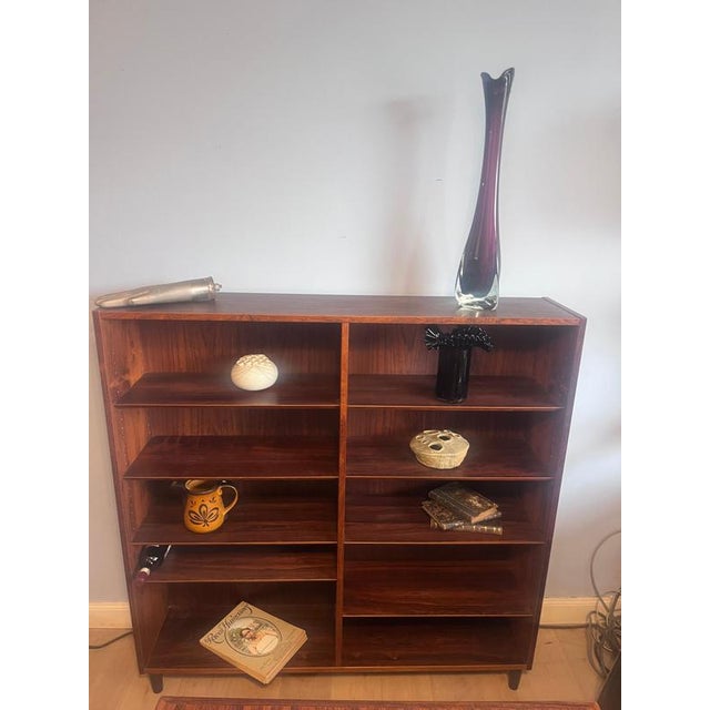 Elegant Danish bookcase manufactured by Hundevad & Co. during the 1960s. Its generous storage capacity, compact depth and...