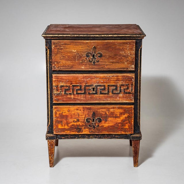 Biedermeier chest of drawers with three drawers and a rectilinear case raised on tapering legs. The drawer fronts are...