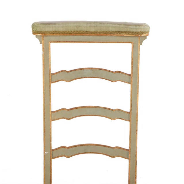 1910s A French Louis XVI Style Painted and Giltwood Kneeler / Valet in the Manner of Maison Jansen, C. 1910. For Sale - Image 5 of 6