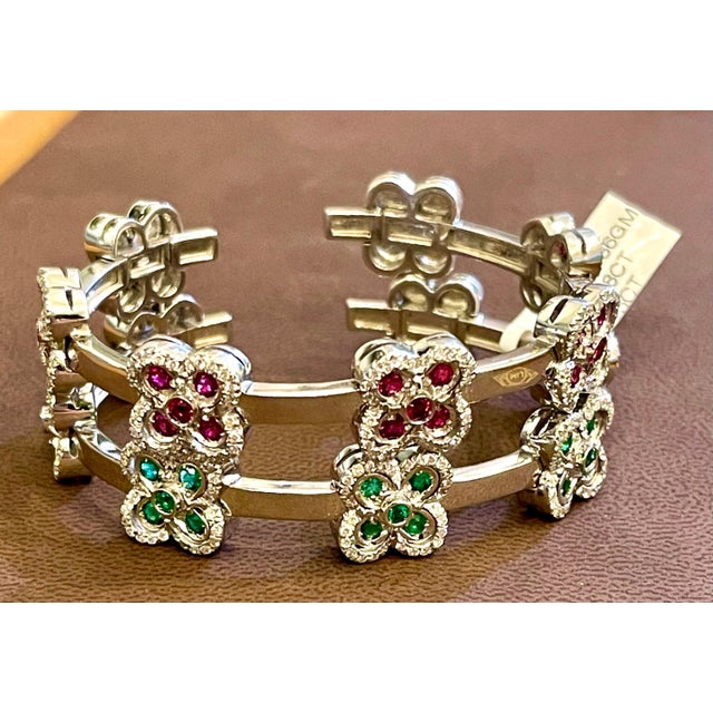 Emerald and Diamond and Gold 37 Grams Cuff Bangle /Bracelet in 18 Karat Gold For Sale - Image 9 of 18