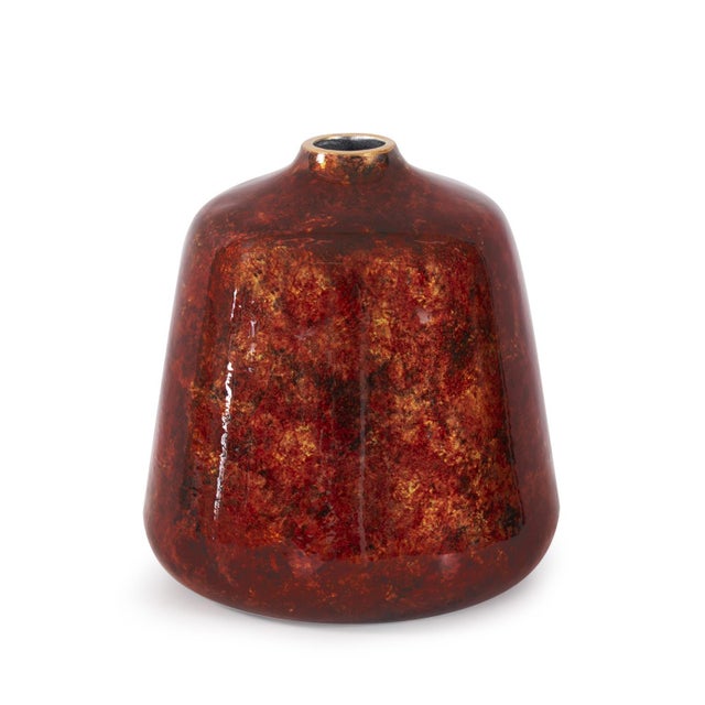 A striking combination of gold and crimson. The crimson hues resemble flowing lava, infusing the collection with dynamic...