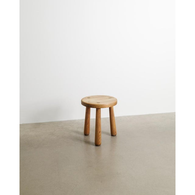 Nordiska Kompaniet Early Swedish Mid Century Modern Skoga Wooden Tripod Stool in Pine by Axel Einar Hjorth for Nordiska Kompaniet, 1930s For Sale - Image 4 of 5