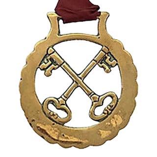 19th-C. Crossed Skeleton Keys Horse Brass Ornament For Sale