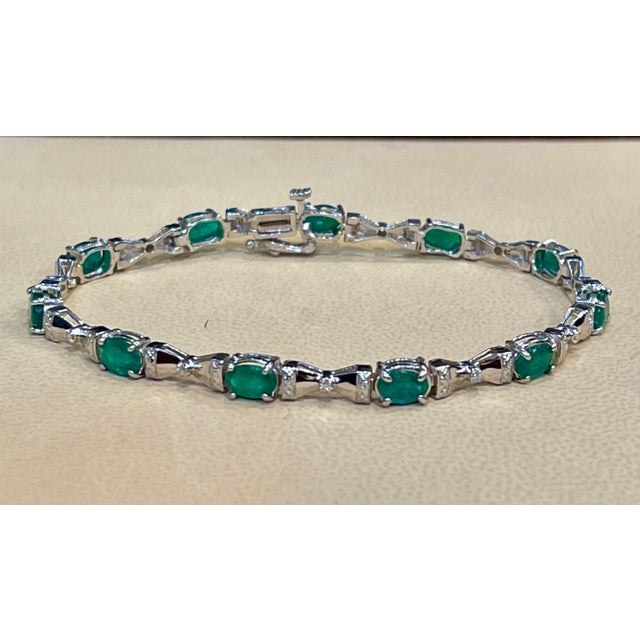 11 Carat Natural Emerald & Diamond Cocktail Tennis Bracelet 14 Karat White Gold For Sale In New York - Image 6 of 18