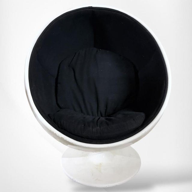 Space Age Egg Pod Chair with Sculptural Pedestal Base, 1960s For Sale - Image 6 of 8
