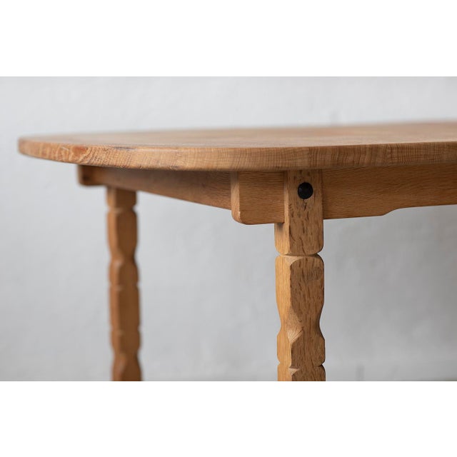 The table is 160 cm long. The additional extension leaf measures 50 cm. When extended, the total length is 210 cm.