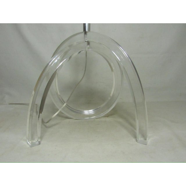 Mid-Century looped lucite “Pretzel” table lamp designed by Dorothy Thorpe, c.1070’s It features a single continuous ribbon...