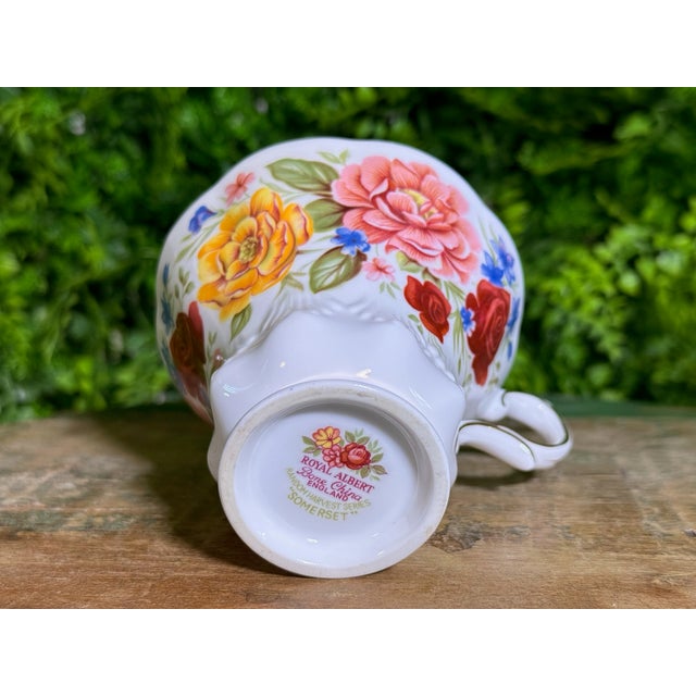 1960s Vintage Royal Albert "Somerset" Fine English Bone China Tea Cup & Saucer For Sale - Image 5 of 10