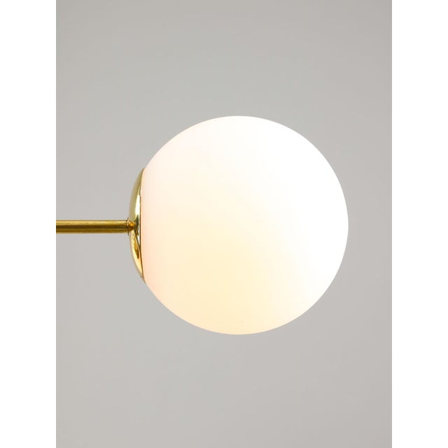 Takes 3x e27 light bulb (not included). A standard e26 american/canadian size also fits (tested). Works with 220v as well...