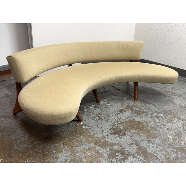 Mid-Century Modern Vladimir Kagan Style Mid-Century Modern Floating Curved Sofa For Sale - Image 3 of 12