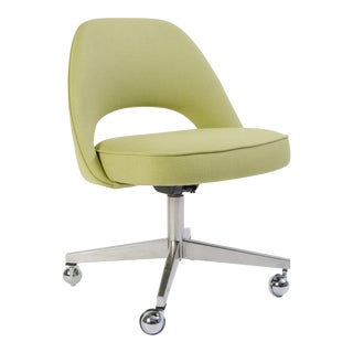 Saarinen for Knoll Desk Chair on Swivel Base in Green For Sale