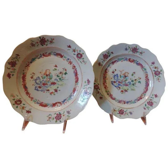 18th Century Chinese Export Porcelain Famille Rose European Subject Flower Seller Plates - A Pair For Sale - Image 11 of 11