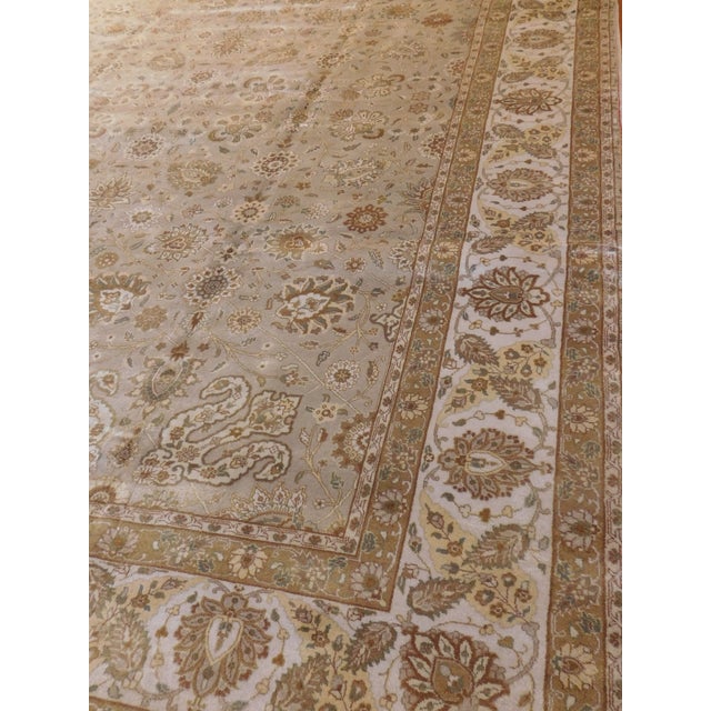Luxuriate in soft landing with this all over floral pattern in neutral pale rug.