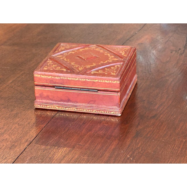 Traditional 1950s Brown Leather Box With Gilt Decoration For Sale - Image 3 of 7