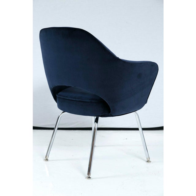 Late 20th Century Saarinen Executive Arm Chair in Navy Velvet For Sale - Image 5 of 7